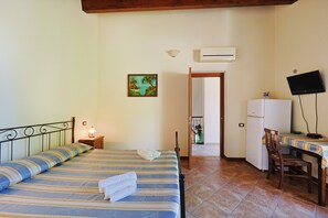 1 bedroom, bed sheets