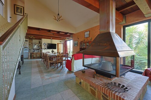 Room 'Lipari' with terrace, shared garden and air conditioning