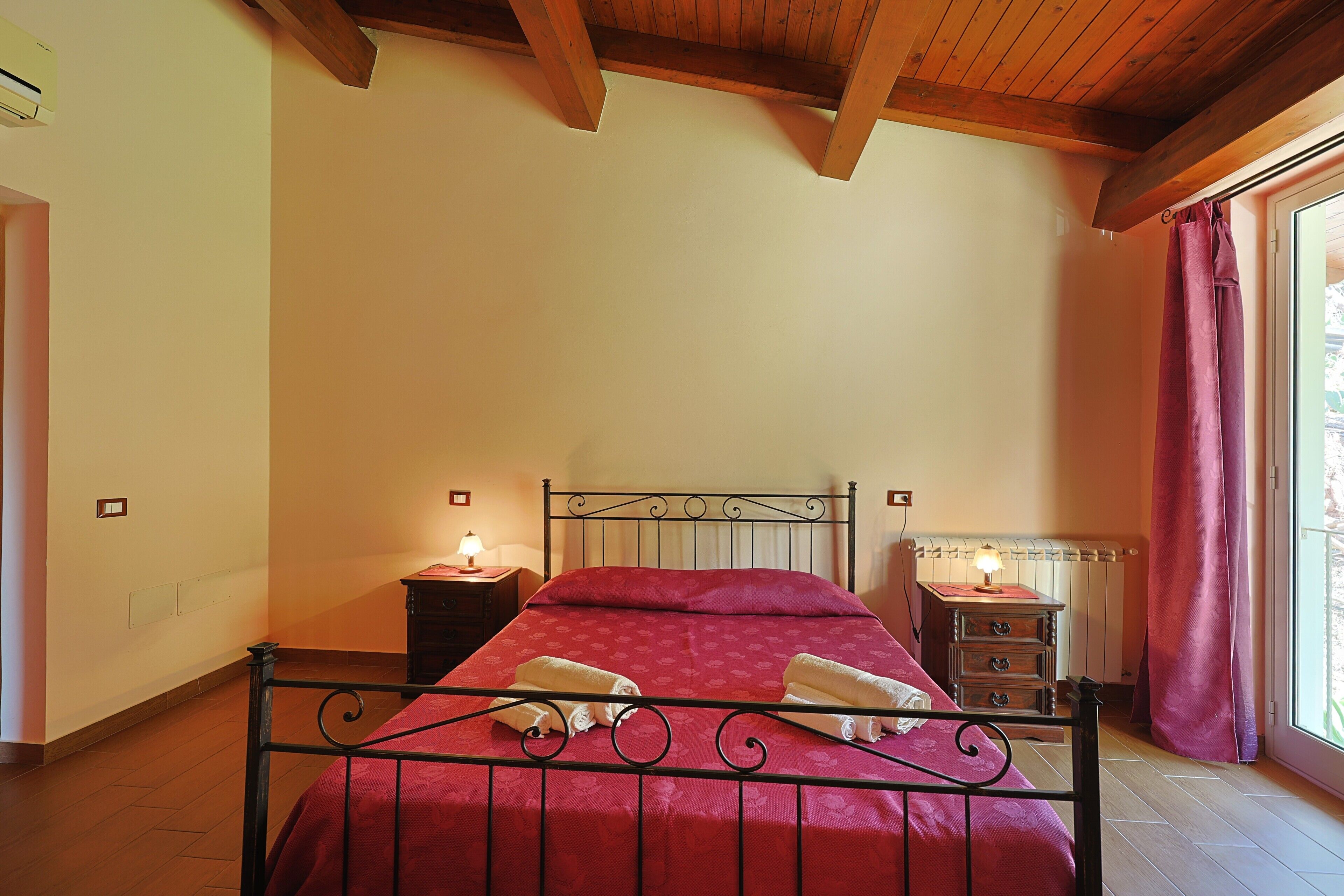 1 bedroom, desk, bed sheets