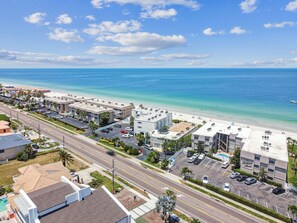 Exterior - Perfect 1-bedroom BEACHFRONT condo in beautiful Belleair Beach (Belleair Beach)