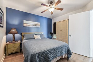 Een strijkplank/strijkijzer, wifi, beddengoed