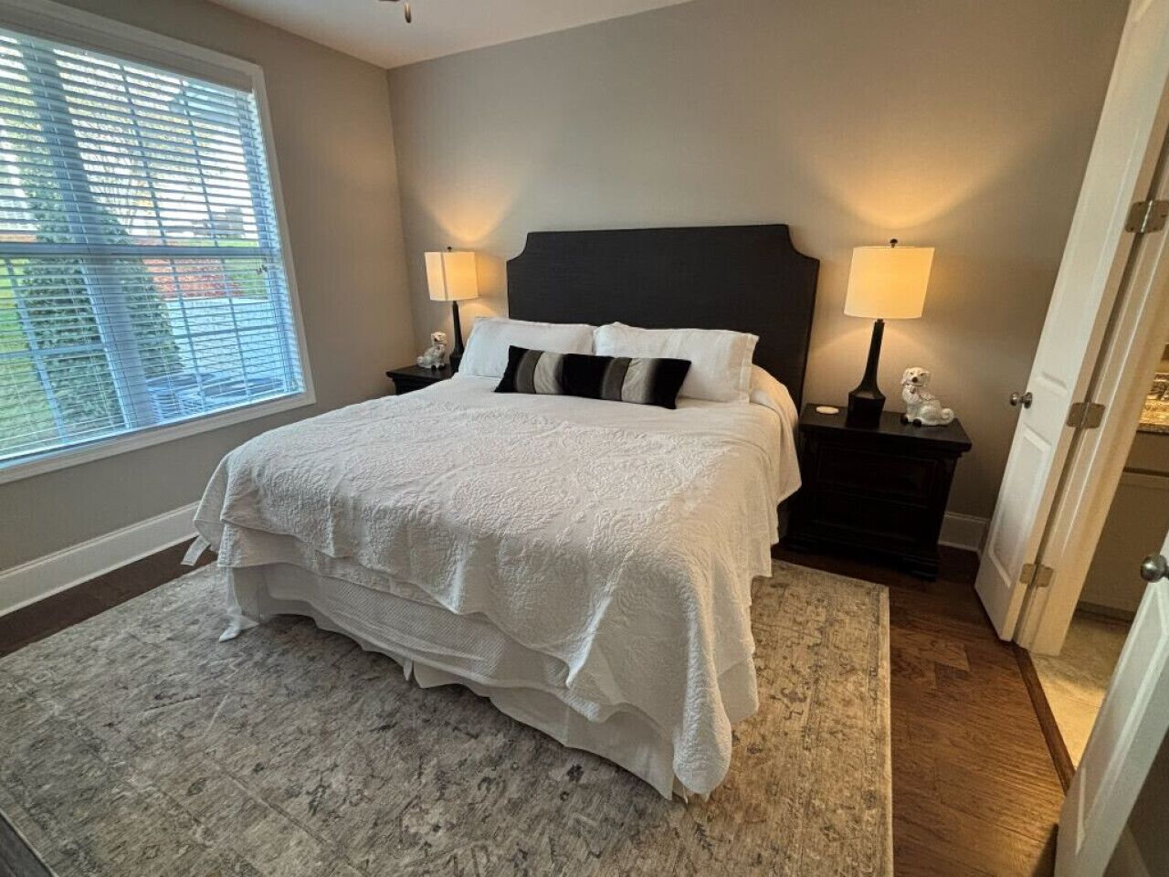 3 bedrooms, desk, WiFi, bed sheets