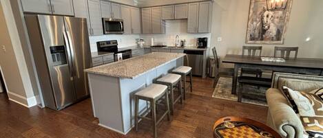 Réfrigérateur, micro-ondes, four, plaque de cuisson