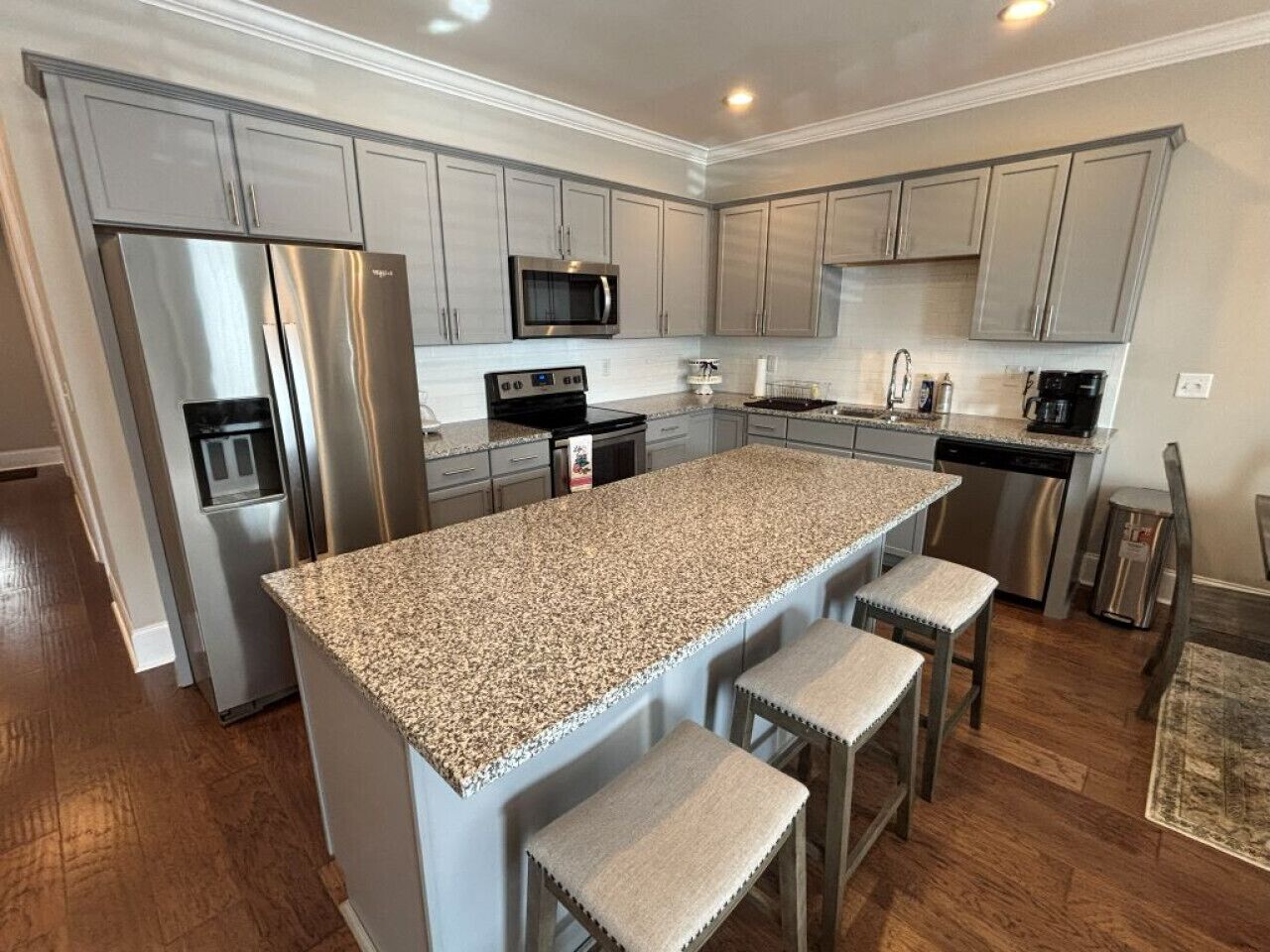 雪櫃、微波爐、焗爐、爐具