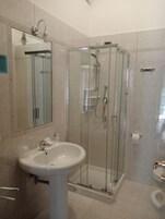 经典单人房 | 浴室 | 淋浴设施、吹风机、毛巾、肥皂