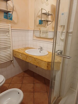 Habitació doble familiar | Bany | Dutxa, assecador de cabells, tovalloles i sabó