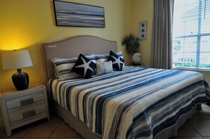 2 bedrooms, iron/ironing board, travel crib, free WiFi - First floor; W/C access; HEATED POOL/HOT SPA! Beach across the street; Smart TVs (Galveston)