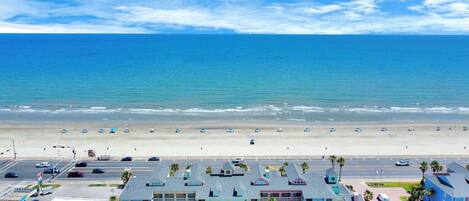 Tæt på stranden, liggestole, badehåndklæder