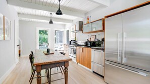 Ovn, kokeplater, kaffetrakter/tekoker og brødrister