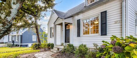 Vista frontal de la propiedad