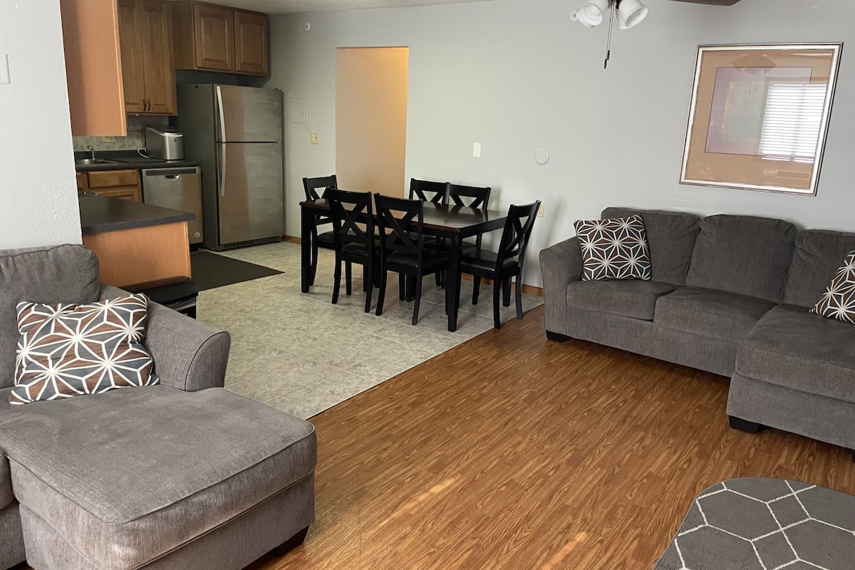 Deluxe Suite | Desk, laptop workspace, blackout drapes, iron/ironing board