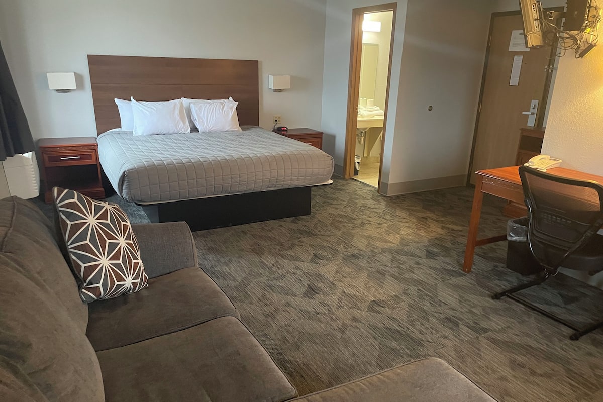 Deluxe Single Room | Desk, laptop workspace, blackout drapes, iron/ironing board