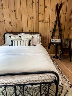 3 bedrooms, desk, iron/ironing board, travel crib