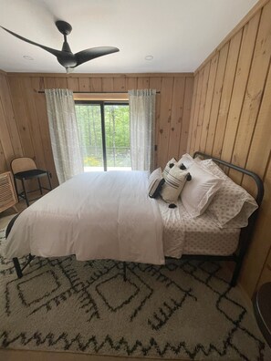 3 bedrooms, desk, iron/ironing board, travel crib