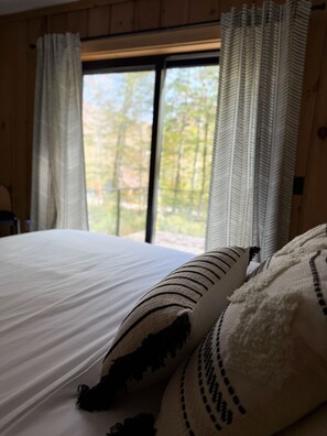 3 chambres, bureau, fer et planche à repasser, lit de bébé portatif