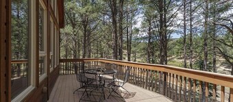 Chalet-style retreat on the green, close to ski slopes - sleeps 8-10