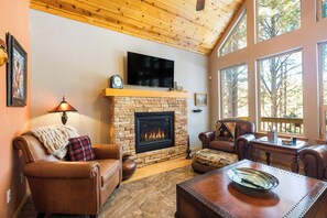 Smart-TV, Kamin, Bücher, Computerbildschirme