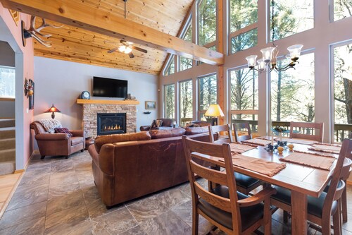 Retreat on the green, great outdoor space, close to bike trails - sleeps 8-12