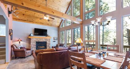 Retreat on the green, great outdoor space, close to bike trails - sleeps 8-12