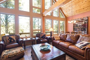 Smart-TV, Kamin, Bücher, Computerbildschirme