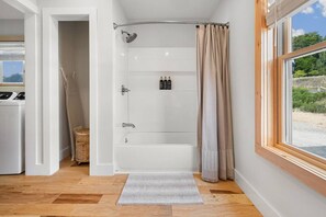 Een haardroger, handdoeken