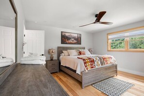 5 slaapkamers, een bureau, een strijkplank/strijkijzer, wifi