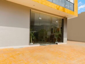 House | Meja sambut tetamu
