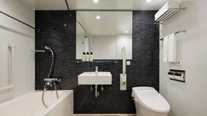 A modern bathroom with a bathtub, toilet, and sink. - Four Points Flex By Sheraton Tokyo Higashi Kanda (Tokyo)