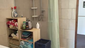 Suihku, ilmaiset hygieniatuotteet, hiustenkuivaaja, pyyhkeet