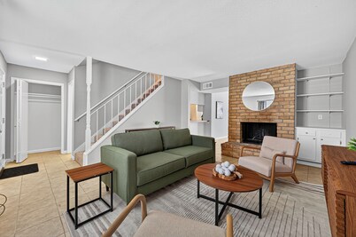 Charming 2-bedroom townhome in the heart Houston. With a Pool & Family-Friendly!