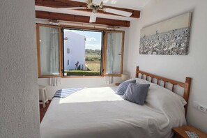 2 bedrooms, iron/ironing board, internet, bed sheets
