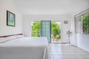 5 bedrooms, iron/ironing board, Internet, bed sheets