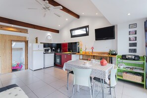 Interior - F2 holiday home in a corner of paradise with private pool and Wi-Fi (Céret)