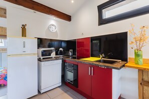 Kühlschrank, Mikrowelle, Ofen, Herdplatte