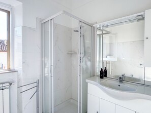 Shower, hair dryer, bidet, towels