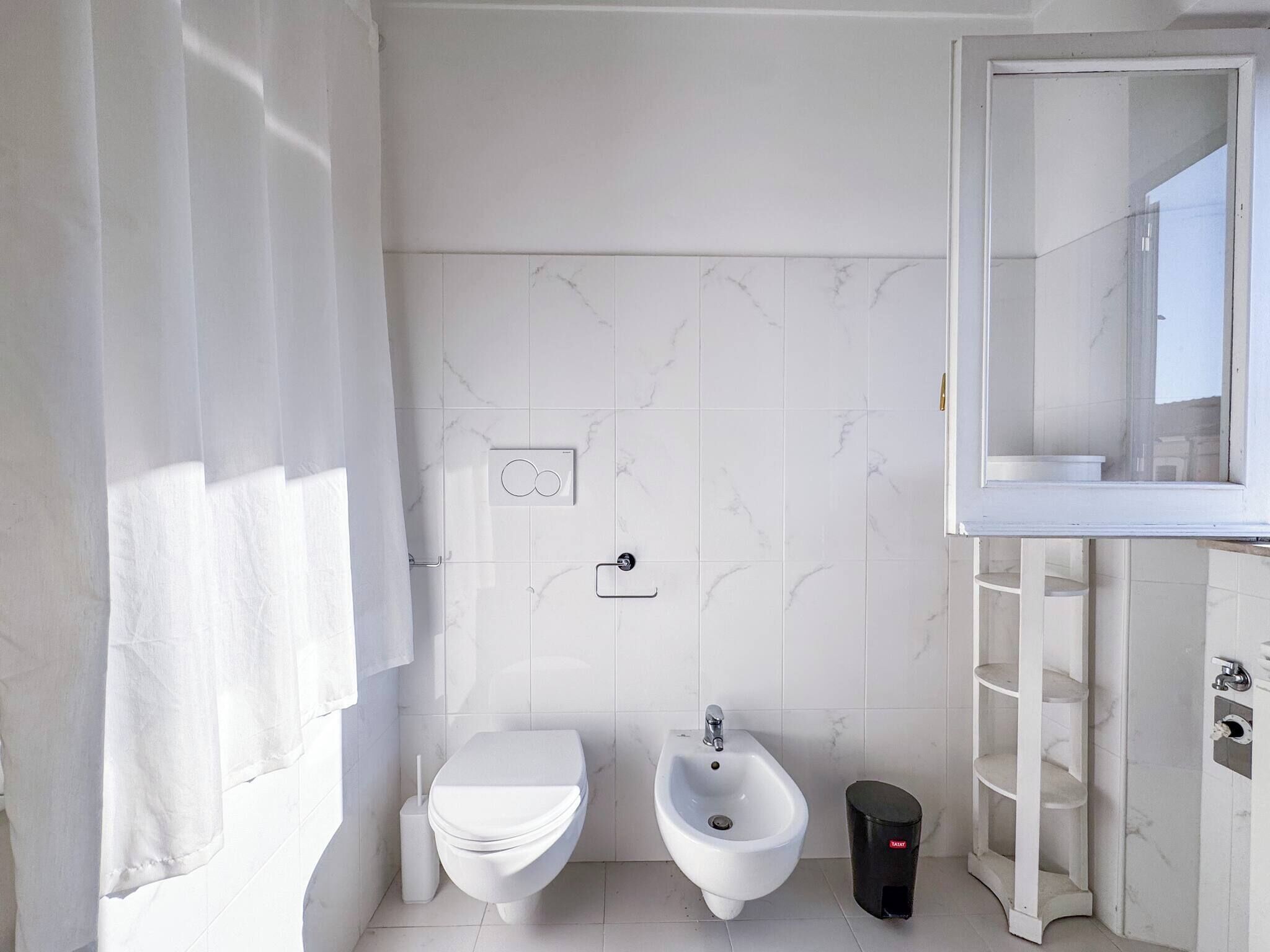 Bruser, hårtørrer, bidet, håndklæder