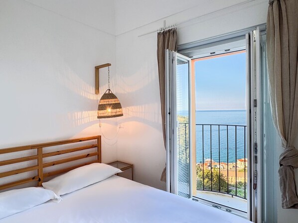 2 bedrooms, bed sheets