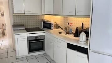Kühlschrank, Mikrowelle, Ofen, Geschirrspüler