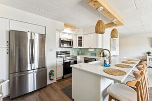 Fridge, oven, stovetop, dishwasher