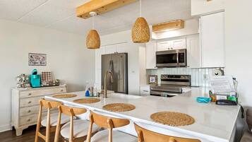 Fridge, oven, stovetop, dishwasher