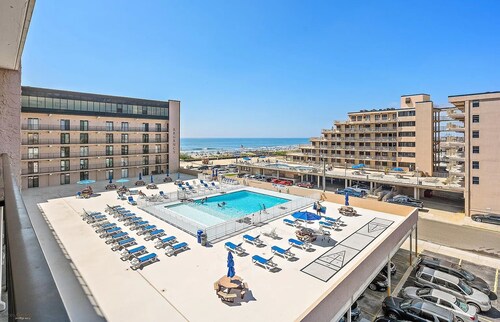 Ocean Front 3-bedroom condo in wonderful North Wildwood with AC