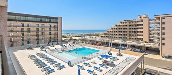 Ocean Front 3-bedroom condo in wonderful North Wildwood with AC