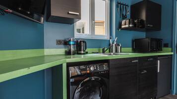 Fridge, microwave, oven, coffee/tea maker