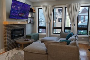 Televisión y chimenea