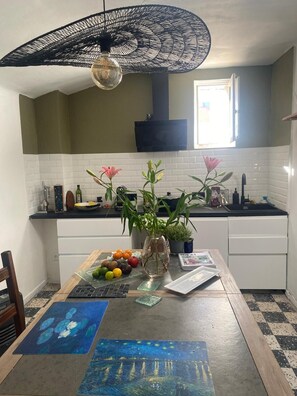 Fridge, oven, stovetop, dishwasher - Magnificent apartment located in the heart of Sète (Canal Royal). (Sete)