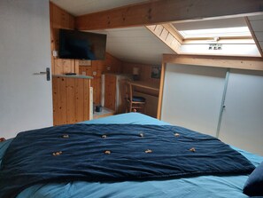 3 bedrooms, iron/ironing board, travel cot, free WiFi