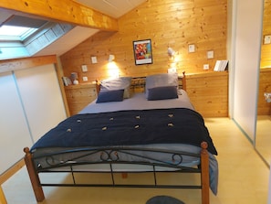 3 bedrooms, iron/ironing board, travel cot, free WiFi