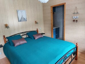 3 bedrooms, iron/ironing board, travel cot, free WiFi