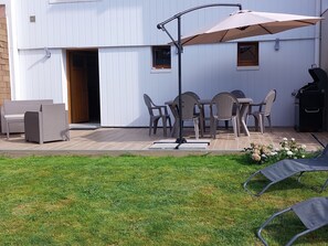Outdoor dining - Spacious, quiet house in Gérardmer with garden and garage with EV charging system (Gérardmer)