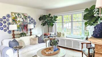 Smart TV, fireplace, books, stereo